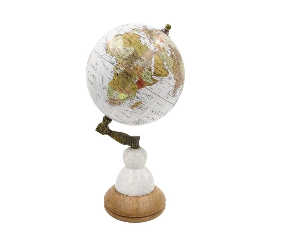 Globo decorativo Voyager su base in marmo e legno con opzione di incisione personalizzata – Regalo elegante per amanti dei viaggi, altezza 32 cm, diametro 15,5 cm, mappa bianca con continenti colorati