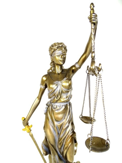 Figura Temida 35 cm con possibilità di personalizzazione con incisione - regalo elegante per avvocati, giudici o consulenti legali, realizzata in polyresina di colore dorato con finitura antica