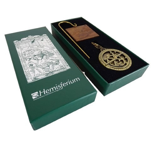 Miniatura di astrolabio H81 su base in legno con possibilità di personalizzazione tramite incisione - elegante elemento decorativo regalo per appassionati di astronomia, altezza 13 cm, diametro 4,5 cm, realizzazione unica con cura dei dettagli
