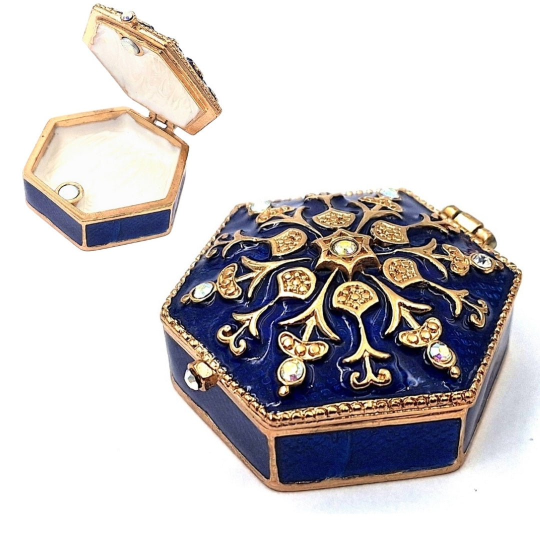 Elegante scatola regalo in metallo con cristalli B0035-08BL in colorazione blu navy e oro con possibilità di personalizzazione tramite incisione