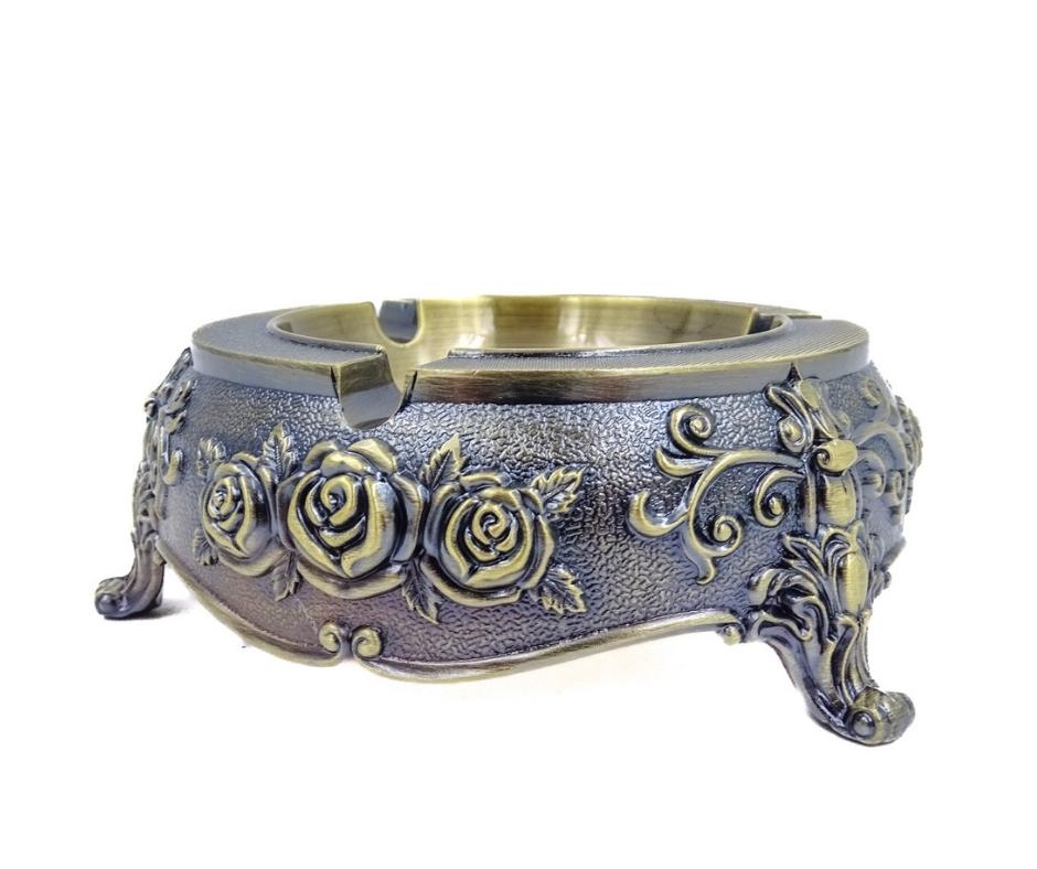 Elegante posacenere metallico in stile Luigi con possibilità di incisione