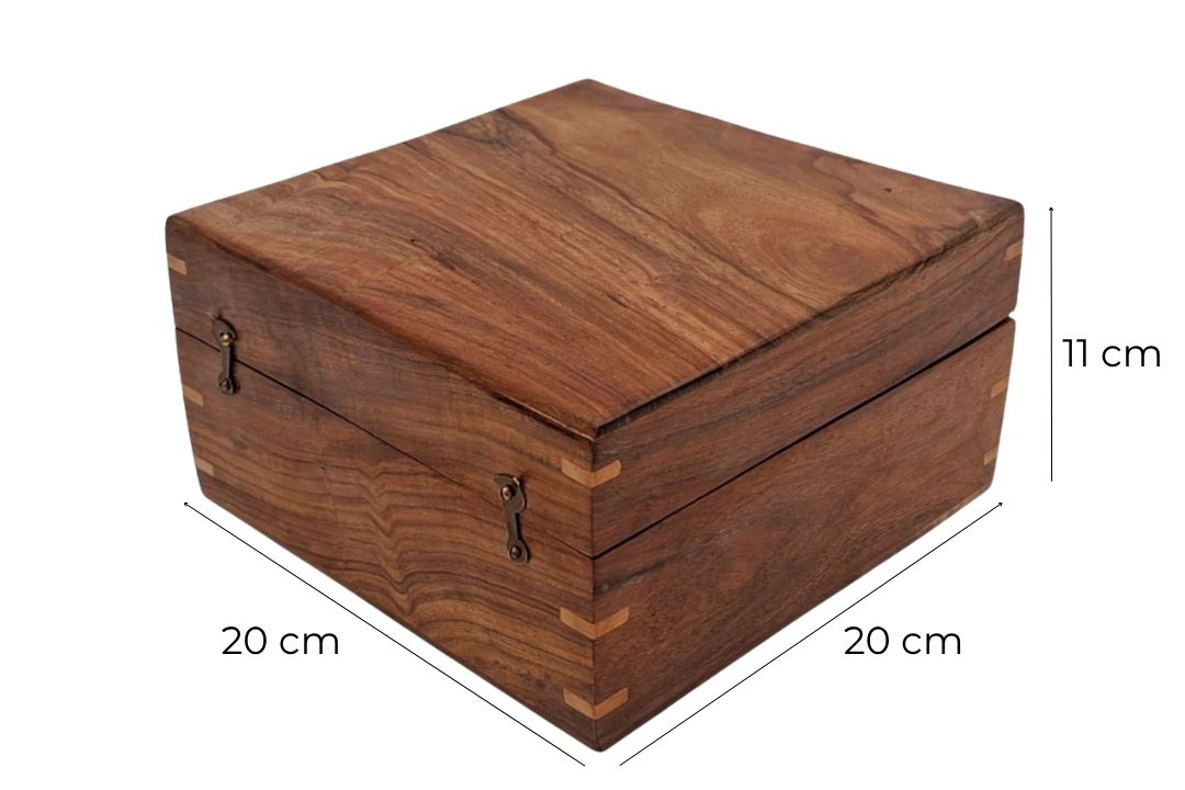 Elegante scatola regalo in legno 20x20x11 cm con inserto blu navy e personalizzabile con incisione