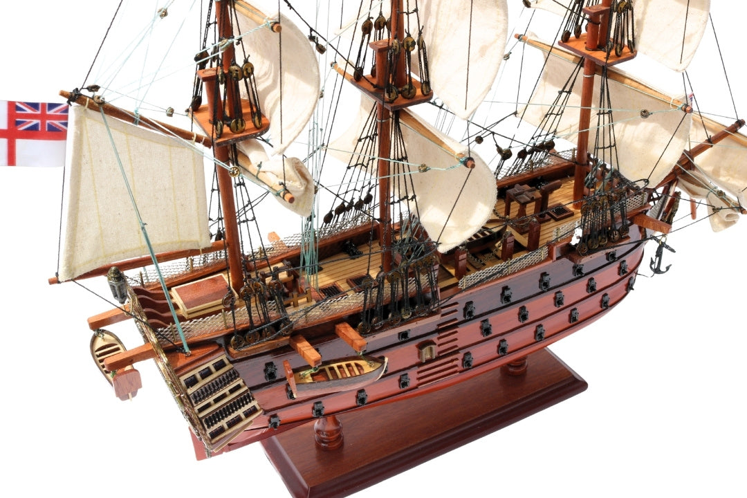Modello assemblato del veliero HMS Victory da 54 cm - Replica realizzata a mano con possibilità di personalizzazione tramite incisione - Regalo ideale per gli amanti della vela - Alta qualità, base in legno elegante