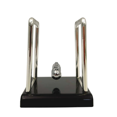 Pendolo Newton con incisione – elegante gadget antistress da scrivania, perfetto come regalo – altezza 9 cm, sfere in acciaio, design minimalista