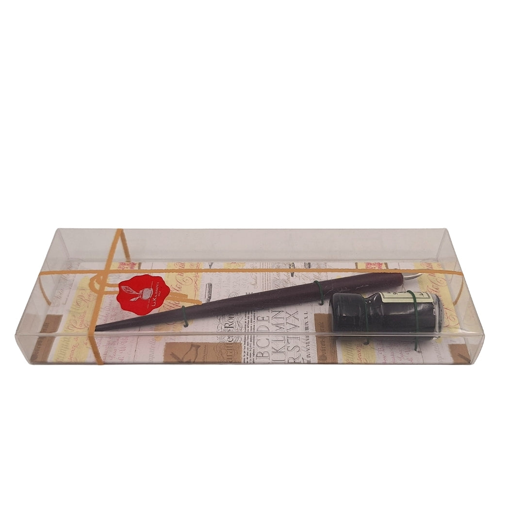 Elegante set per calligrafia con penna in legno e inchiostro nero, possibilità di personalizzazione con incisione, ideale come regalo per amanti della scrittura, in confezione decorativa 7,5 x 22 x 3 cm
