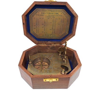 Elegante bussola in ottone con meridiana in scatola di legno - Regalo ideale per viaggiatori, stile retrò, dimensioni: 11.5 x 8.8 x 9.0 cm, materiale: ottone e legno