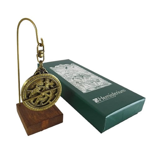 Miniatura di astrolabio H81 su base in legno con possibilità di personalizzazione tramite incisione - elegante elemento decorativo regalo per appassionati di astronomia, altezza 13 cm, diametro 4,5 cm, realizzazione unica con cura dei dettagli