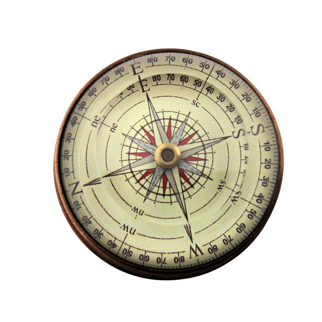 Bussola a Lente Elegante in Ottone e Vetro con Possibilità di Incisione Personalizzata - Gadget Retrò da Scrivania, Regalo Ideale per Viaggiatori - Diametro 6,3 cm, Altezza 3 cm, Colori Beige, Rosso e Nero