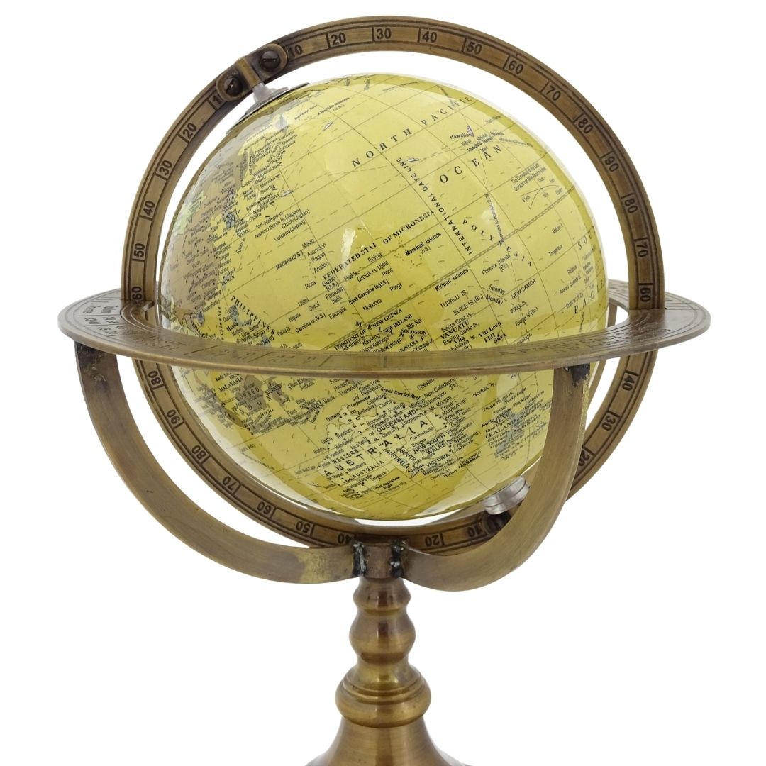 Globo decorativo con base in ottone e possibilità di personalizzazione tramite incisione