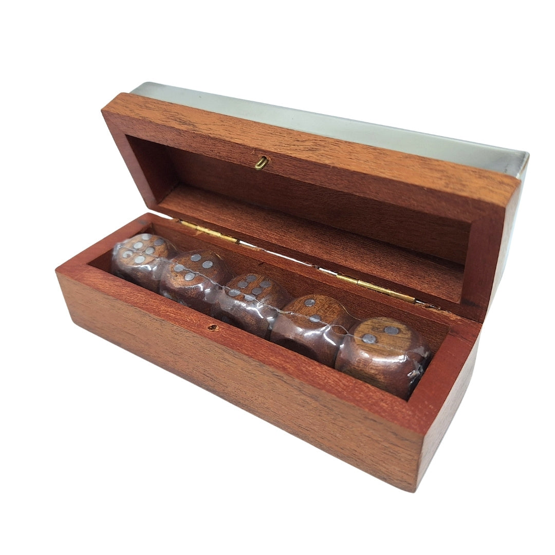 Gioco di dadi con incisione personalizzata in scatola di legno con coperchio metallico, ideale come regalo – G1117, 12,5x4,5x4,5 cm