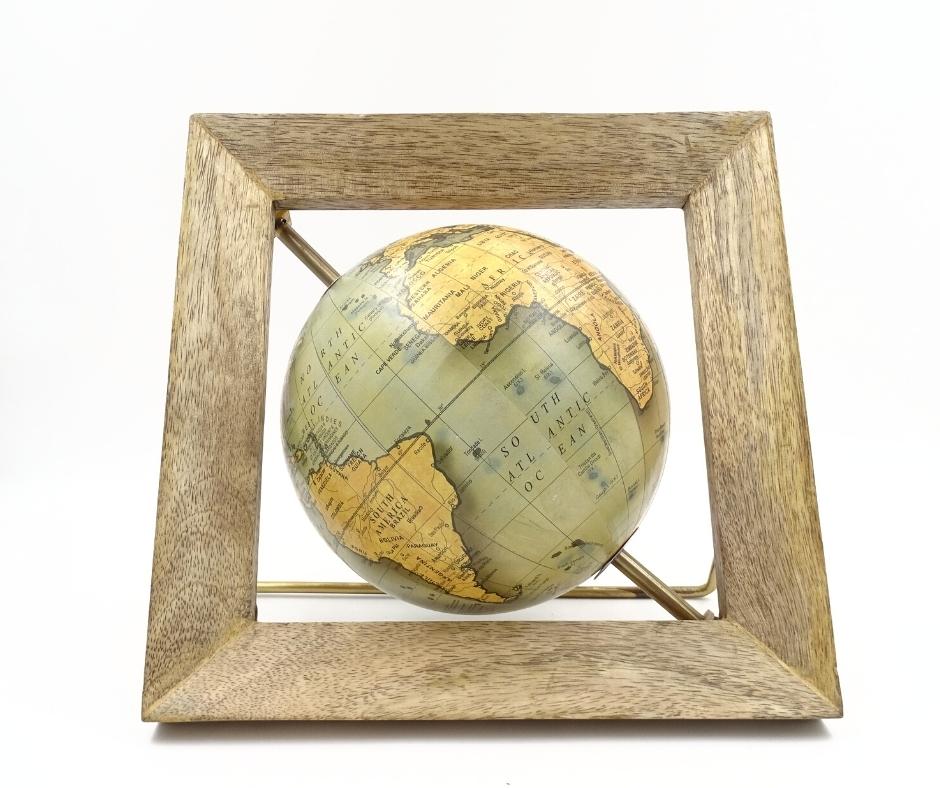 Globo decorativo GLB-40 in cornice di legno con possibilità di incisione personalizzata, mappa blu-gialla, diametro 15 cm