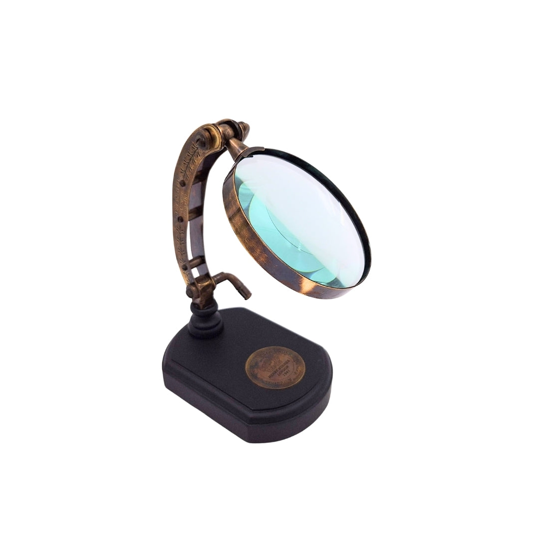 Elegante lente d'ingrandimento su base in legno con regolazione, possibilità di personalizzazione tramite incisione, ideale come regalo, altezza 20 cm, lente 10 cm, struttura e braccio in ottone