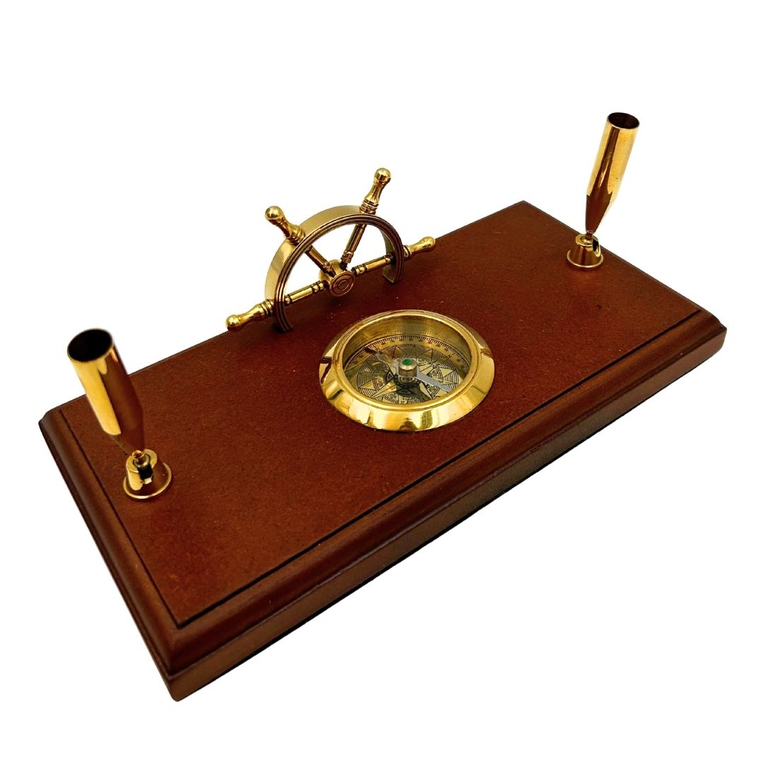 Set da Scrivania Marinaro con Incisione – Timone, Bussola, Portapenne in Legno Lucidato e Ottone