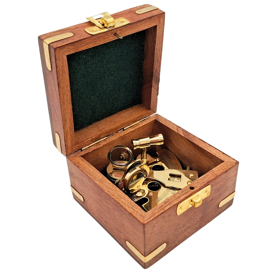 Sestante in Ottone in Scatola di Legno con Possibilità di Incisione – Regalo Elegante per Velisti e Marinai, 7x7x4 cm, Ottone e Vetro di Alta Qualità