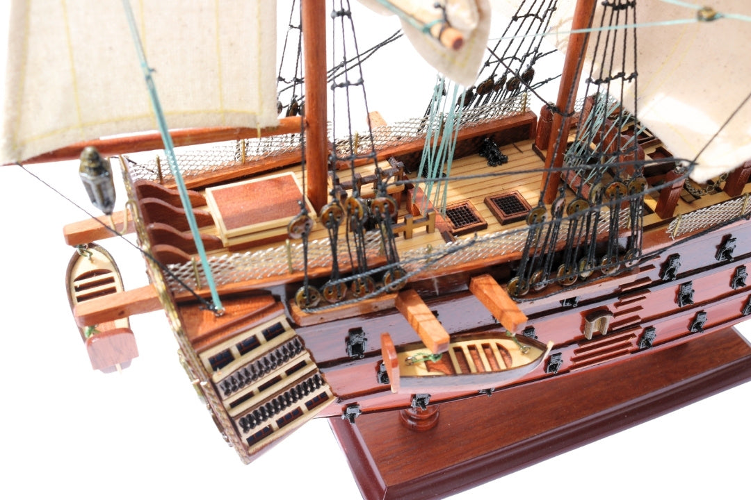 Modello assemblato del veliero HMS Victory da 54 cm - Replica realizzata a mano con possibilità di personalizzazione tramite incisione - Regalo ideale per gli amanti della vela - Alta qualità, base in legno elegante