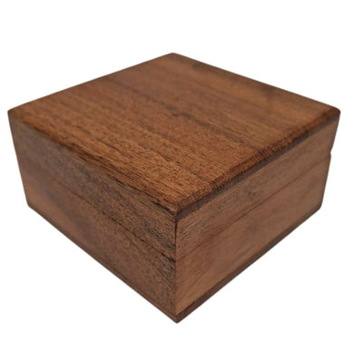 Scatola regalo portagioie in legno 8x8 cm con inserto blu navy, personalizzabile con incisione