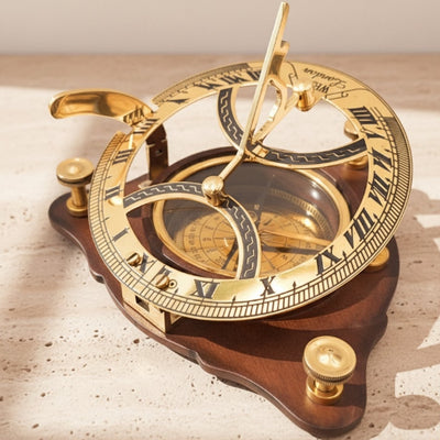 Elegante bussola in ottone con orologio solare su base in legno C064 con possibilità di incisione personalizzata