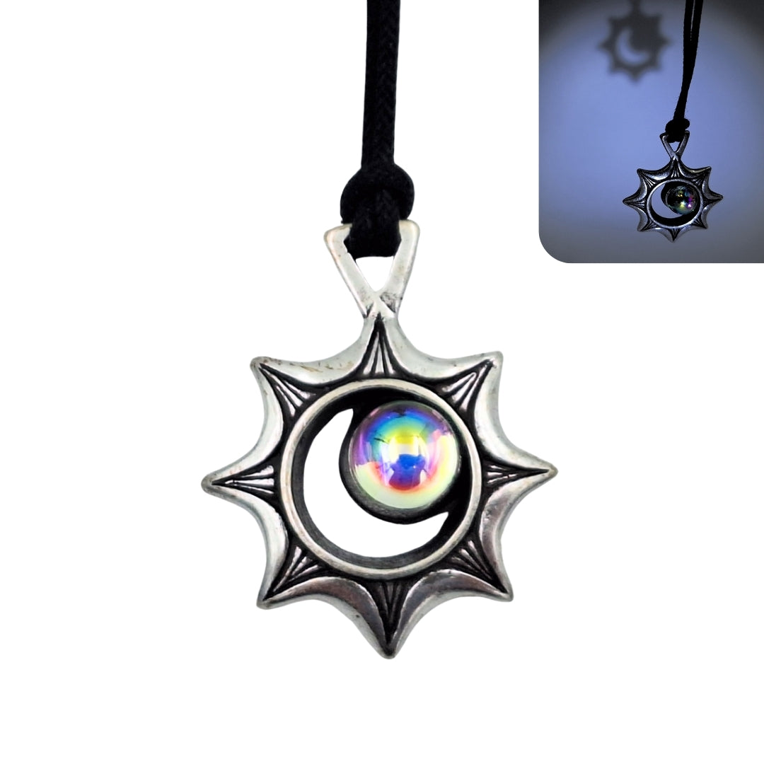 Collana Eclissi Solare con incisione – Illusione Ottica con Cristallo Ceco, Regalo Personalizzato per Viaggiatori, Zamak di alta qualità, lunghezza regolabile 45-62 cm
