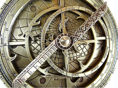 Astrolabio europeo H32 – replica rinascimentale premium con possibilità di personalizzazione tramite incisione – regalo ideale con elegante basamento in legno – altezza 12 cm, realizzato a mano con cura dei dettagli