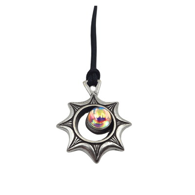 Collana Eclissi Solare con incisione – Illusione Ottica con Cristallo Ceco, Regalo Personalizzato per Viaggiatori, Zamak di alta qualità, lunghezza regolabile 45-62 cm