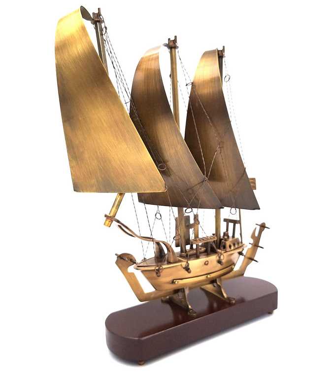 Nave in Ottone su Base in Legno 38 cm con Possibilità di Incisione