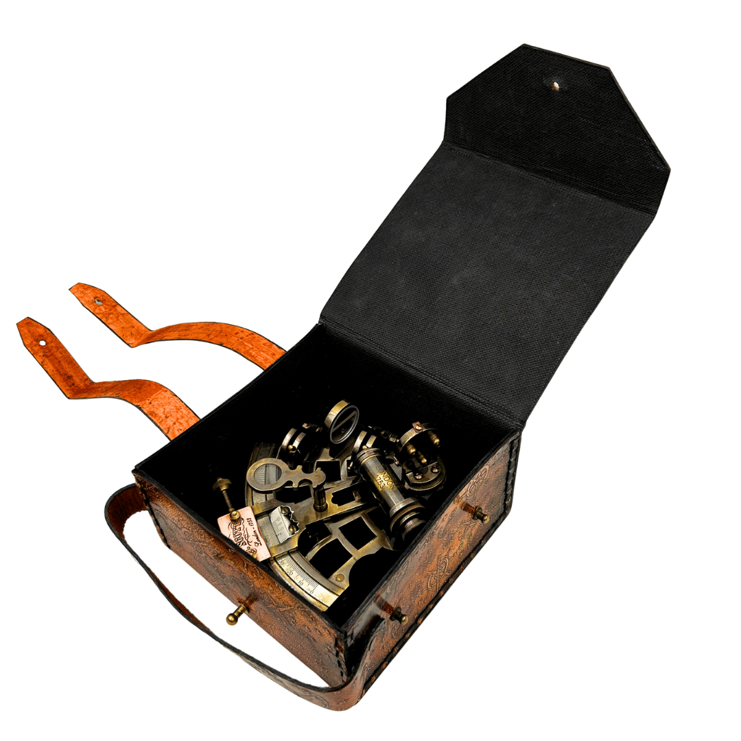 Sestante in ottone retrò in custodia di pelle - elegante strumento di navigazione con possibilità di incisione - regalo ideale per appassionati di vela e storia - dimensioni 13x12x7 cm