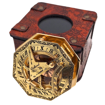 Bussola in ottone in elegante scatola di pelle con possibilità di incisione – regalo vintage retrò per viaggiatori e marinai - altezza 8 cm, design elegante in ottone