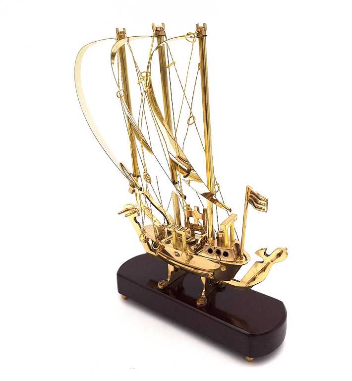 Elegante Nave in Ottone su Base in Legno 30 cm con Possibilità di Personalizzazione Incisa