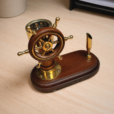 Elegante Set da Scrivania con Timone e Bussola con Portapenne – Legno e Ottone – Incisione Personalizzata – Regalo Ideale per Velista – Altezza 14,5 cm