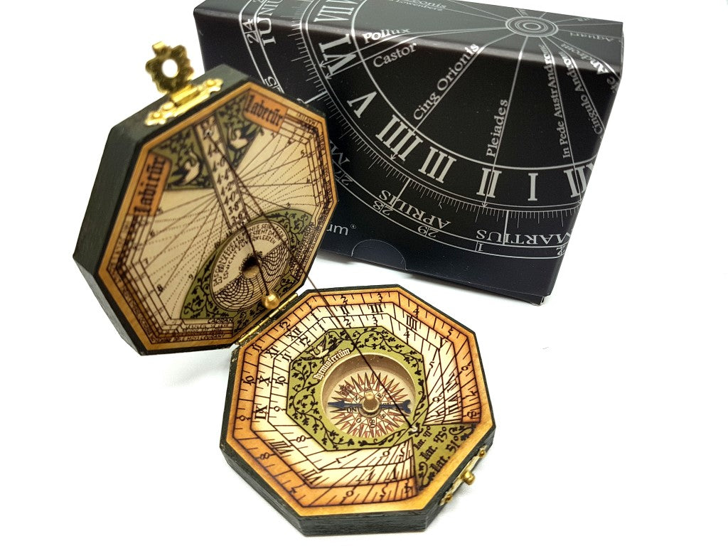 Orologio solare ottagonale e bussola H06 con possibilità di personalizzazione tramite incisione – elegante regalo per appassionati di navigazione, realizzato in legno e ottone, con ricca ornamentazione, dimensioni 7,3 x 2 cm