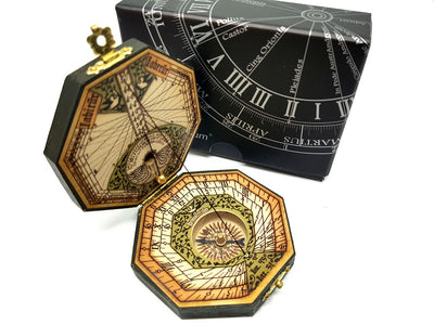 Orologio solare ottagonale e bussola H06 con possibilità di personalizzazione tramite incisione – elegante regalo per appassionati di navigazione, realizzato in legno e ottone, con ricca ornamentazione, dimensioni 7,3 x 2 cm