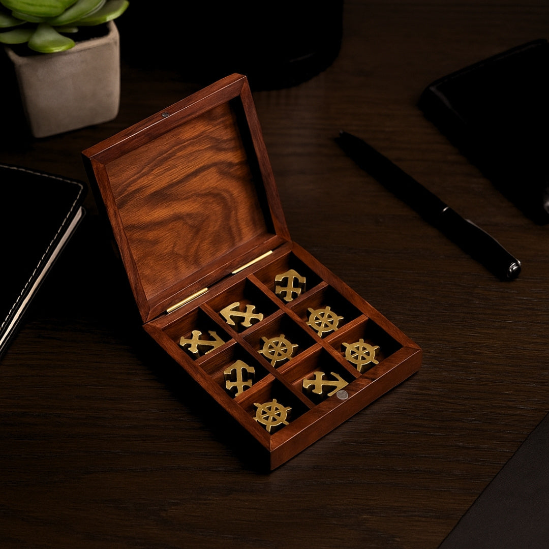 Tris nautico in legno con incisione - Regalo personalizzato per velista, dimensioni 10x10 cm, design elegante con dettagli in ottone