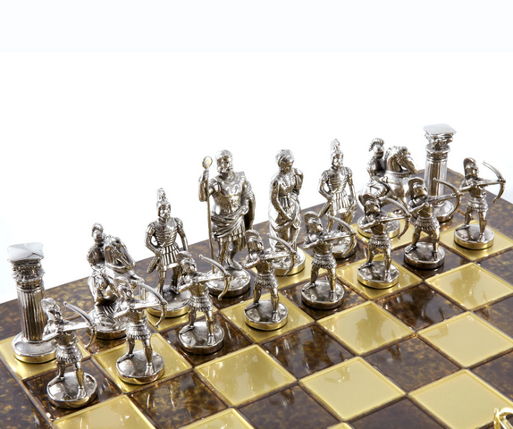Scacchi in ottone dorato-argento con incisione – regalo esclusivo per occasioni speciali – dimensioni 44x44 cm, altezza del re 9,7 cm, lavorazione a mano, materiali di lusso