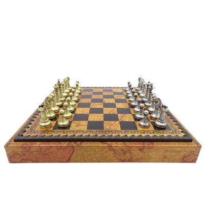 Scacchi esclusivi in metallo Italfama 28x28 cm con possibilità di incisione personalizzata, scacchiera marrone-nera, pezzi dorati e argentati