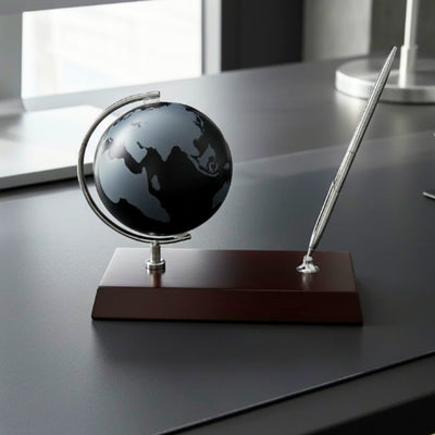 Elegante set decorativo da scrivania con incisione personalizzata - globo portapenne in metallo cromato e legno scuro