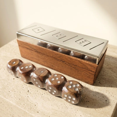 Gioco di dadi con incisione personalizzata in scatola di legno con coperchio metallico, ideale come regalo – G1117, 12,5x4,5x4,5 cm