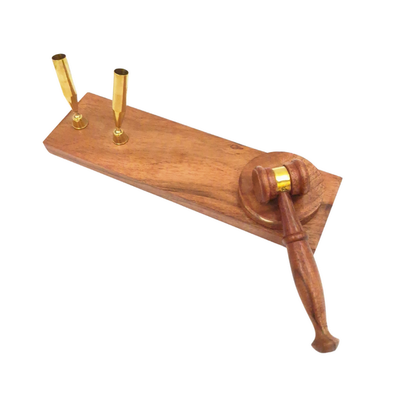 Martelletto da giudice con incisione personalizzata su base in legno – elegante portapenne in legno scuro