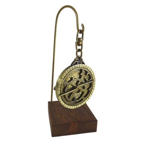 Miniatura di astrolabio H81 su base in legno con possibilità di personalizzazione tramite incisione - elegante elemento decorativo regalo per appassionati di astronomia, altezza 13 cm, diametro 4,5 cm, realizzazione unica con cura dei dettagli
