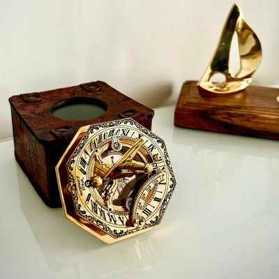 Bussola in ottone in elegante scatola di pelle con possibilità di incisione – regalo vintage retrò per viaggiatori e marinai - altezza 8 cm, design elegante in ottone