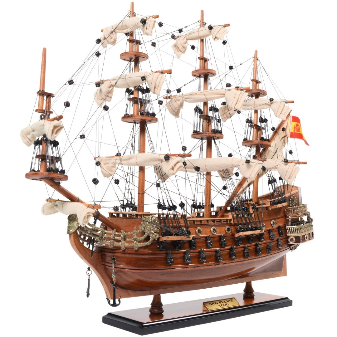 Modello esclusivo di veliero San Felipe SF45R con vele spiegate, realizzato a mano in legno esotico, possibilità di personalizzazione con incisione, ideale come regalo, dimensioni 48,3 cm x 17,8 cm x 45,7 cm
