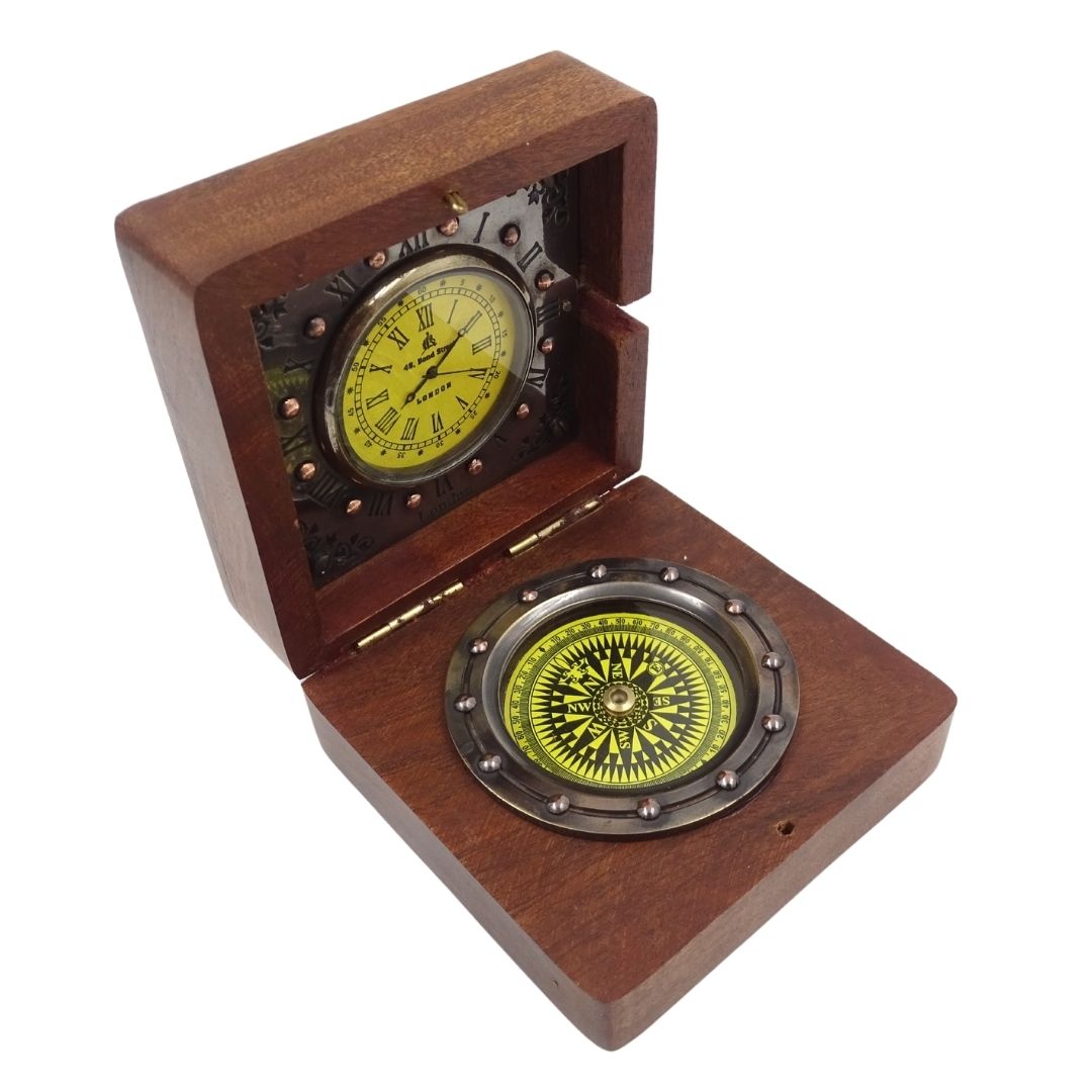 Bussola e orologio rétro in una scatola di legno con possibilità di personalizzazione tramite incisione