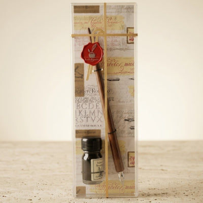 Elegante set per calligrafia con penna in legno e inchiostro nero, possibilità di personalizzazione con incisione, ideale come regalo per amanti della scrittura, in confezione decorativa 7,5 x 22 x 3 cm