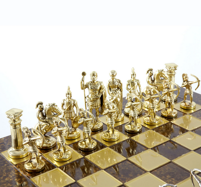 Scacchi in ottone dorato-argento con incisione – regalo esclusivo per occasioni speciali – dimensioni 44x44 cm, altezza del re 9,7 cm, lavorazione a mano, materiali di lusso
