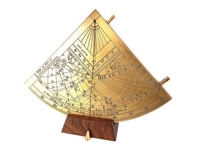 Quadrante Solare in Ottone Gunter H39 con base in legno, possibilità di personalizzazione incisa, regalo ideale per appassionati di astronomia, altezza 17 cm, elegante confezione regalo