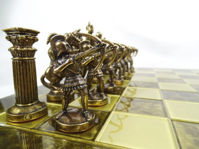 Scacchi in ottone Arcieri 44x44 cm con possibilità di personalizzazione tramite incisione - Regalo di lusso per appassionati di mitologia e strategia, pezzi fatti a mano di alta qualità