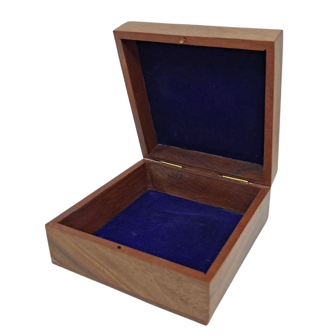 Elegante scatola in legno con inserto blu navy, 14x14x6,5 cm, personalizzabile con incisione