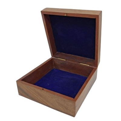 Elegante scatola in legno con inserto blu navy, 14x14x6,5 cm, personalizzabile con incisione