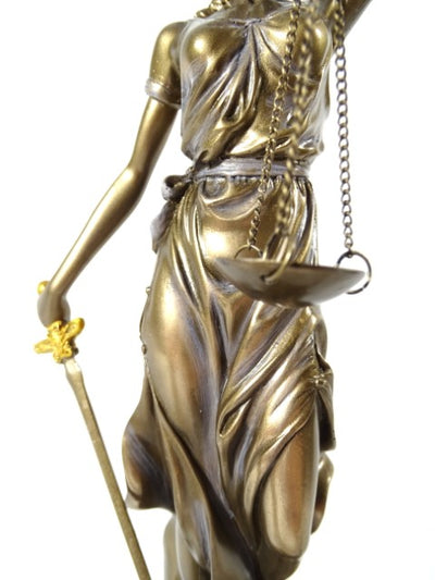 Figura Temida 35 cm con possibilità di personalizzazione con incisione - regalo elegante per avvocati, giudici o consulenti legali, realizzata in polyresina di colore dorato con finitura antica