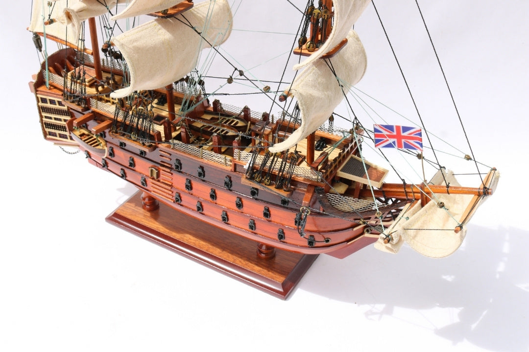 Modello assemblato del veliero HMS Victory da 54 cm - Replica realizzata a mano con possibilità di personalizzazione tramite incisione - Regalo ideale per gli amanti della vela - Alta qualità, base in legno elegante