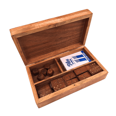 Set di Giochi 3 in 1 in Elegante Scatola di Legno con Possibilità di Personalizzazione Incisa - Carte, Domino, Dadi - Regalo Ideale per Amanti dei Giochi di Società - Dimensioni: 22,5 x 13 x 6 cm, Acacia con Decorazioni in Ottone